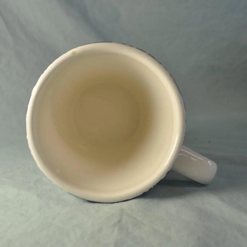 TWO 14 oz mug blue & white floral sur la table (w1261)